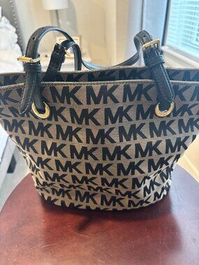 Michael Kors Signature Monogram Canvas Handbag Tote/shoulder bag purse Like New